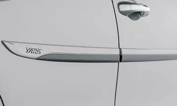 Moldura Lateral Deportiva con logo Yaris